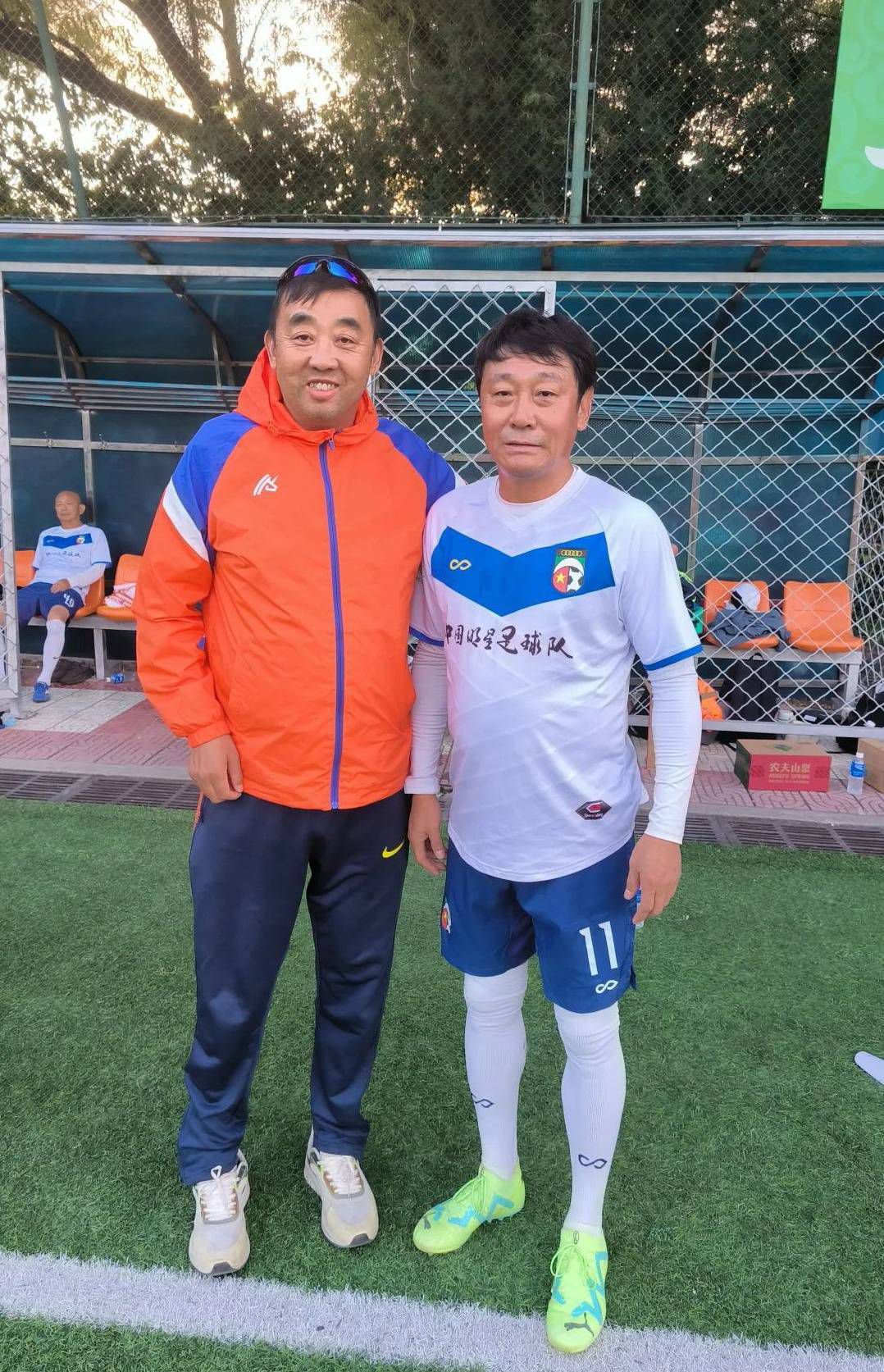 这部片子改编自美国闻名的橄榄球好手厄尼·戴维斯（Ernie Davis）的生平，他是第一名取得美国年夜学橄榄球同盟最高奖项海斯曼奖（Heisman Trophy，相当于最有价值球员）的非裔美国人。他在1960和1961年率领锡拉丘兹年夜学橄榄球队两次取得全国冠军。但他结业后，未能加入职业橄榄球角逐，由于他被诊断出得了白血病，第二年他就遗憾地辞别了人世。